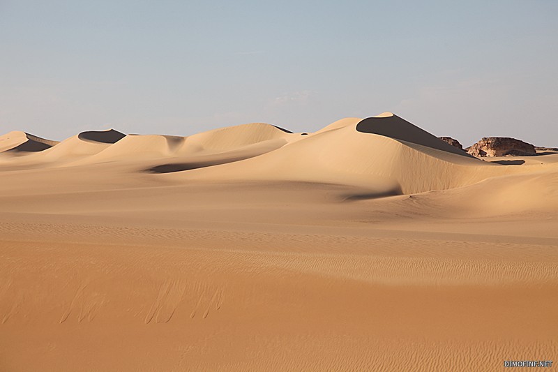إين توجد صحراء الرمال العظمى من 8 حروف